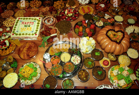 Süßigkeiten und Essen auf der Anzeige während Diwali oder Festival des Lichts, Brent, Middlesex, UK. Stockfoto