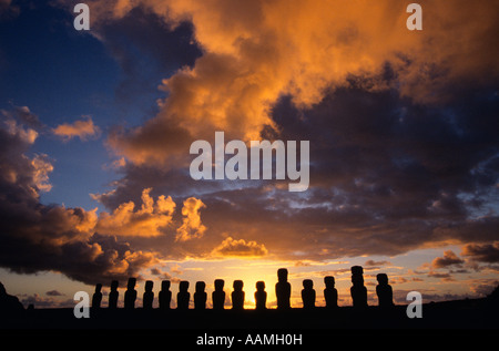 AHU TONGARIKI MOAI SUNRISE OSTERINSEL CHILE Stockfoto