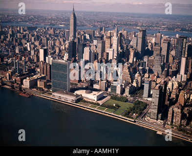 1970ER JAHRE LUFTBILD MIDTOWN MANHATTAN SUCHEN WEST VON OBEN EAST RIVER VEREINTEN NATIONEN EMPIRE STATE BUILDING Stockfoto