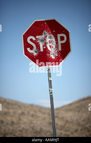 Ein Stop-Schild mit Dellen aus Kugeln in Nevada USA Stockfoto