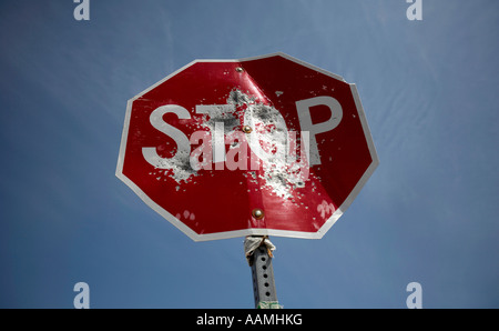 Ein Stop-Schild mit Dellen aus Kugeln in Nevada USA Stockfoto