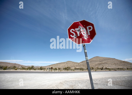 Ein Stop-Schild mit Dellen aus Kugeln in Nevada USA Stockfoto