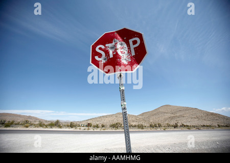 Ein Stop-Schild mit Dellen aus Kugeln in Nevada USA Stockfoto