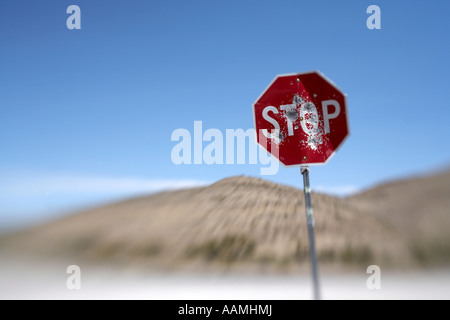 Ein Stop-Schild mit Dellen aus Kugeln in Nevada USA Stockfoto