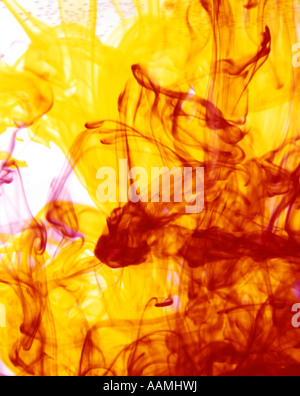 1970ER JAHRE ABSTRAKTE MUSTER DER ROTEN & GELBEN RAUCH WIRBELT PSYCHEDELISCHE DESIGN RETRO VINTAGE Stockfoto