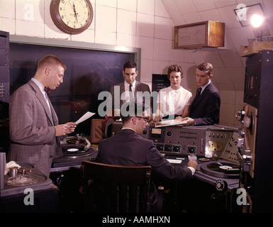 1960ER JAHRE GRUPPE VON 5 PERSONEN IN RADIO STATION CONTROL ROOM DISK JOCKEY DJ-PLATTENSPIELER BROADCASTING MEDIENKOMMUNIKATION Stockfoto