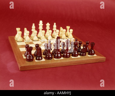 1970ER JAHREN SCHACH-SET AN BORD STILLLEBEN ROT-WEIßE STÜCKE SCHACHSPIEL DER 1970ER JAHRE ANGEORDNET Stockfoto