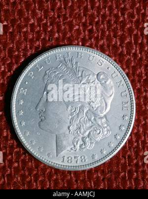 1878 SILBER VEREINIGTE STAATEN DOLLAR MÜNZE GESICHT LIBERTY E PLURIBUS UNUM AUF ROTEN STOFF STOFF HINTERGRUND RETRO Stockfoto