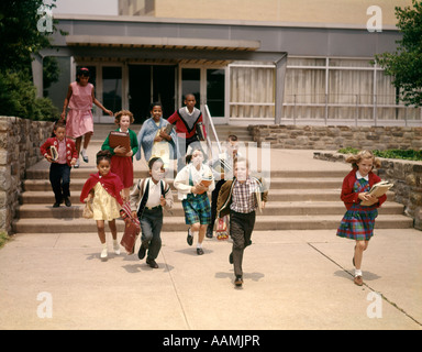 1960ER JAHRE GRUPPE VON SCHULKINDERN LIEFEN SCHRITTE WEG VON DER SCHULE Stockfoto