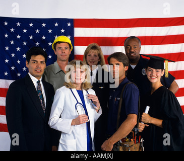 MENSCHEN IN VERSCHIEDENEN BERUFEN VOR US-FLAGGE Stockfoto