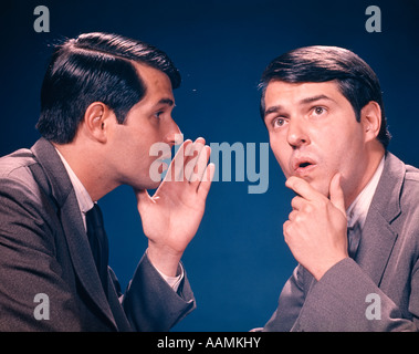 1960ER JAHREN DOPPELBELICHTUNG PORTRÄT DES MENSCHEN SELBST EINS ZWEI SYMBOLISCHE PROFIL GEHEIMNIS FLÜSTERTE Stockfoto