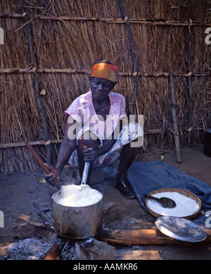 Sambische Frau Kochen einer Mahlzeit, Kawaya Dorf-Community-Projekt, Sambia Stockfoto