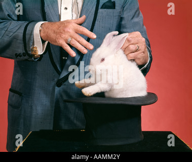 MENSCH MAGIER ZIEHEN KANINCHEN AUS HUT Stockfoto