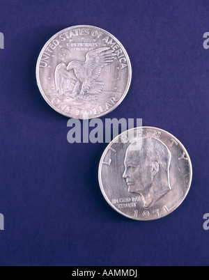 1970S 1971 EISENHOWER-DOLLAR-MÜNZE BEIDE SEITEN KÖPFE SCHWÄNZEN $ MÜNZEN IN GOD WE TRUST VEREINIGTE STAATEN AMERICAN DOLLAR VINTAGE Stockfoto