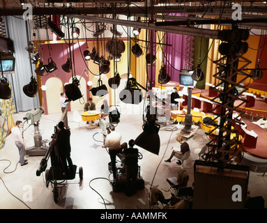 1960ER JAHREN FERNSEHSTUDIO MIT KAMERAS LICHT SETZT, SCHAUSPIELERN UND TECHNIKERN DRAUFSICHT Stockfoto