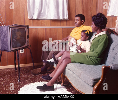 AFRICAN AMERICAN FAMILIE VATER MUTTER TOCHTER GERADE FERNSEHEN 1970 1970S RETRO Stockfoto