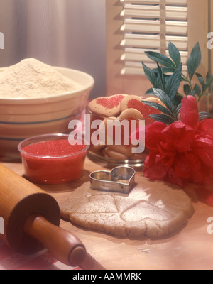 1980ER JAHRE HERSTELLUNG HERZ FORM VALENTINE TAG COOKIES GEBACKEN MIT ROTEM ZUCKER STREUSEL Stockfoto