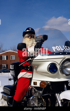 POLIZIST GEKLEIDET UP AS SANTA AUF MOTORRAD Stockfoto