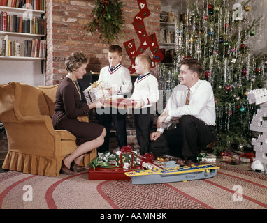 1960 1960S RETRO-FAMILIE WEIHNACHTSGESCHENKE Stockfoto