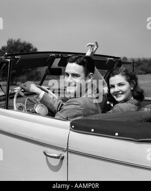 1940S 1941 LÄCHELND PAAR MANN FRAU AUF EIN DATUM IN PONTIAC CABRIO AUTO SITZEN Stockfoto