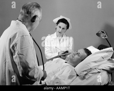 1950ER JAHRE KRANKENSCHWESTER ARZT-PATIENT-BETTEN-KRANKENHAUS KRANK KRANKHEIT Stockfoto