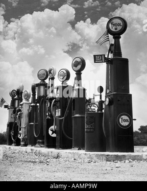 1920S 1930S LINIE VON BENZINPUMPEN Stockfoto