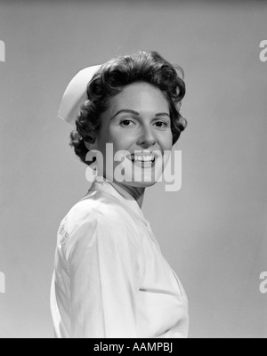 1950S 1960S LÄCHELNDEN KOPF SCHULTERN PORTRÄT GLÜCKLICH KRANKENSCHWESTER Stockfoto