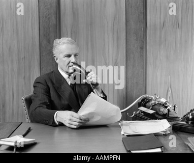 1930ER JAHRE ÄLTEREN MÄNNLICHEN EXECUTIVE SCHREIBTISCH INS DIKTIERGERÄT SPRECHEN Stockfoto