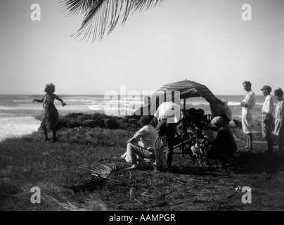 1920ER JAHRE FILMCREW DREHARBEITEN GILDA GRAY IN GRASS ROCK HULA TANZEN IN ALOMA DER SÜDSEE Stockfoto