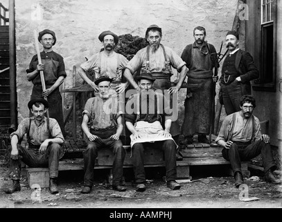 1890S 1900S GRUPPENPORTRÄT 9 TEPPICH-MÜHLE-ARBEITER Stockfoto