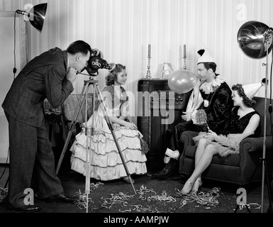 1940ER JAHREN FOTOGRAF UNTER BILD VON ZWEI FRAUEN & EIN MANN TRAGEN KOSTÜME MANN SPRENGUNG BALLON Stockfoto