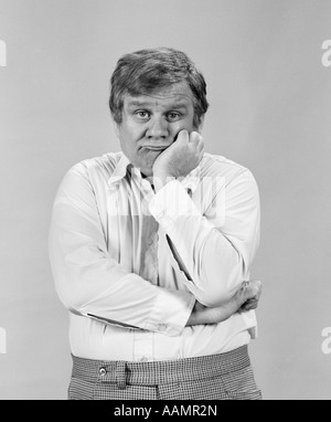 MITTE DER 1970ER JAHRE PORTRAIT IM ALTER MANN RUHT KINN IN DER HAND SCHAUEN GELANGWEILT SAD DEPRESSIV Stockfoto