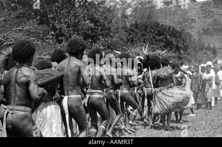 1920S 1930S GRUPPE VON PAPUA EINGEBORENEN PORT MORESBY NEW GUINEA NATIVE RHYTHM DANCE TANZEN Stockfoto