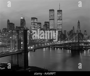 NEW YORK STADT LOWER MANHATTAN SKYLINE BROOKLYN BRIDGE 1980S 1983 RETRO WORLD TRADE CENTER Stockfoto