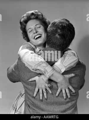 1950ER JAHREN PAAR MANN UND FRAU GLÜCKLICH UMARMEN UMARMT Stockfoto