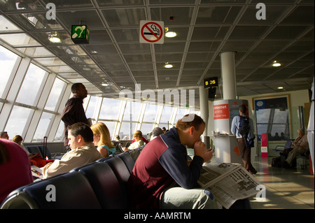Passagiere sitzen in keine Rauchen Abflugbereich des internationalen Flughafen Dublin Irland Stockfoto