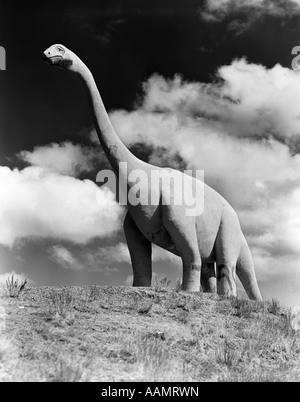 1950ER JAHRE SAURIERPARK SOUTH DAKOTA STATUE GROßE BRONTOSAURUS AUF HILLTOP AUSGESTORBENEN JURASSIC LANGHALS GIGANTISCHE TOURISTENATTRAKTION Stockfoto