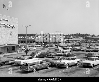 1950ER JAHRE EINKAUFSZENTRUM & ÜBERFÜLLTEN PARKPLATZ Stockfoto