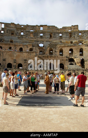 Tour-Guide erklärt Gruppe von britischen Touristen über Gladiator Gruben auf dem Boden der Arena von der alten römischen Kolosseum Stockfoto