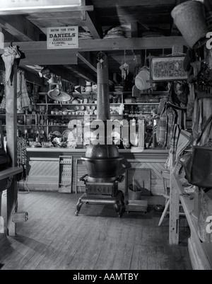 1930ER JAHREN HERD COUNTRY GENERAL STORE INTERIEUR MIT GUSSEISEN POTBELLY Stockfoto