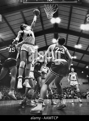 1970ER JAHRE RETRO BASKETBALL SPIEL HOOP POINT DUNK Stockfoto