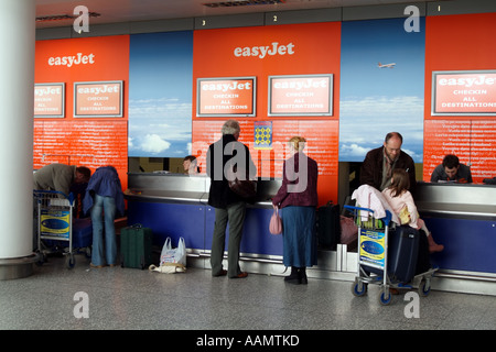 Die Billigfluglinie EasyJet check-in-Schaltern auf Bristol International Airport Avon England Vereinigtes Königreich UK Passagiere einchecken Stockfoto