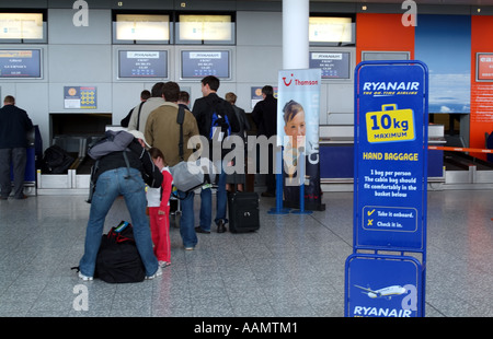 Check-in-Schaltern auf Bristol International Airport Avon England Vereinigtes Königreich UK Stockfoto