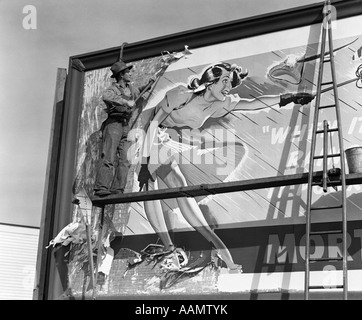 1940ER JAHREN HOLTE MAN AUF GERÜST SCHABEN PLAKATWAND MIT ZEICHNUNG VON FRAU BEI STARKEM WIND MIT ROCK Stockfoto