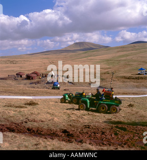 Das Disney King Arthur Filmset, Crew, Schauspieler in der Usk Valley Landschaft in der Nähe von Llanddeusant Brecon Beacons National Park Wales UK 2004 KATHY DEWITT Stockfoto