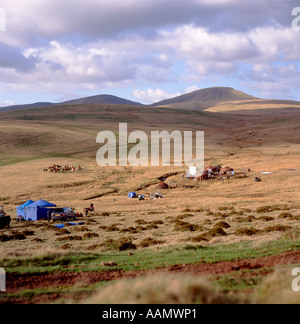 Das Disney King Arthur Filmset, Crew, Schauspieler in der Usk Valley Landschaft in der Nähe von Llanddeusant Brecon Beacons National Park Wales UK 2004 KATHY DEWITT Stockfoto