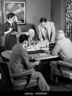 1950ER JAHREN TREFFEN SCHREIBTISCH SEKRETÄR FRAU GESCHÄFTSLEUTE Stockfoto