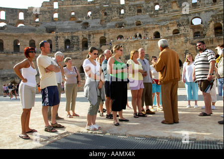 Nahaufnahme, als Reiseleiter über Gladiator Gruben auf dem Boden der Arena Gruppe von britischen Touristen erklärt Stockfoto