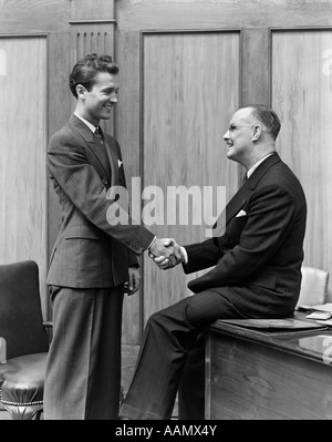 1940ER JAHREN MÄNNER HANDSCHLAG GESCHÄFT VIEL BÜROARBEIT Stockfoto