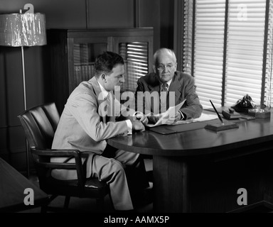 1950ER JAHREN MÄNNER TREFFEN BUSINESS-ANZÜGEN Stockfoto